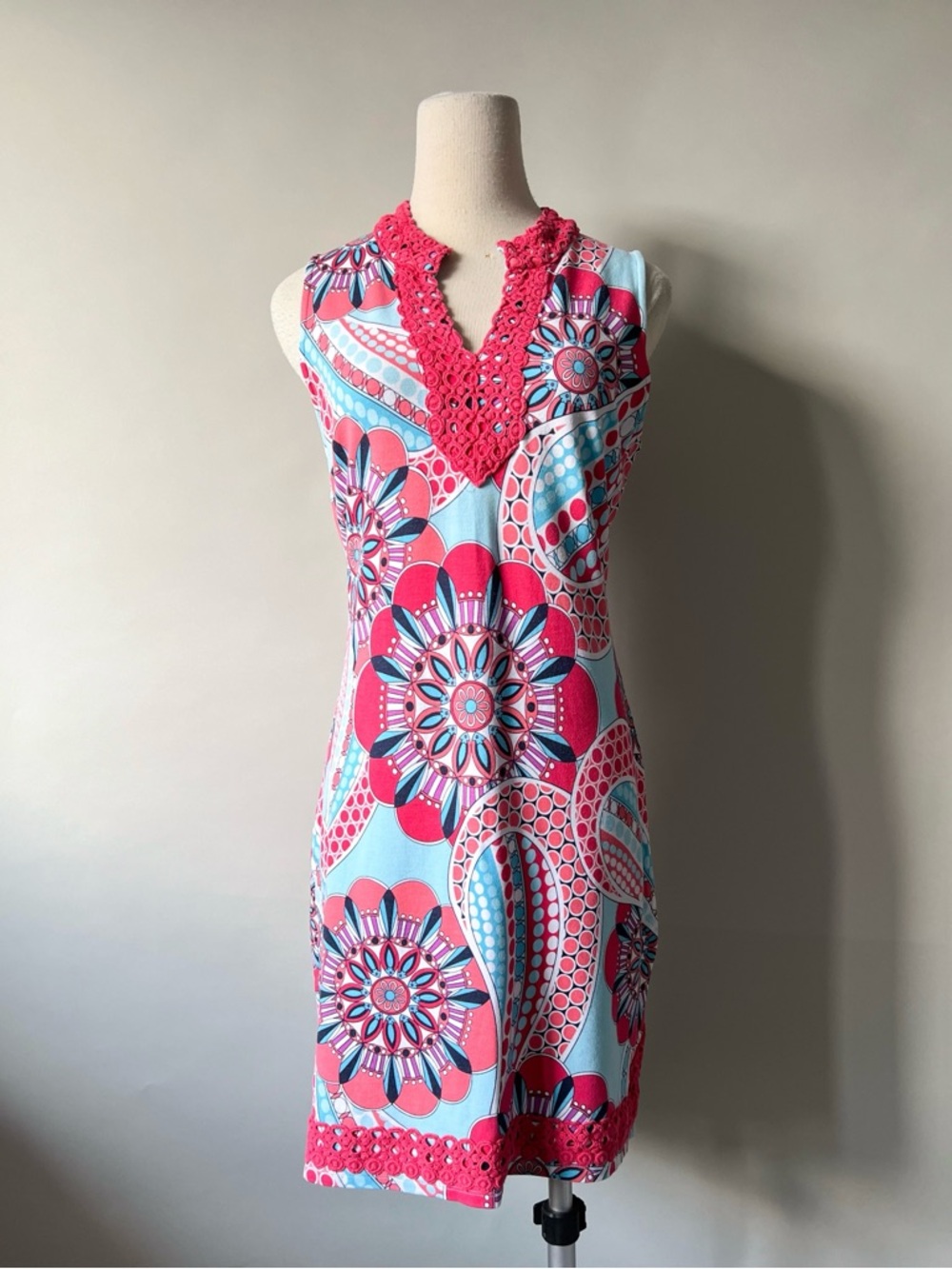 Crown & Ivy Petite Retro Print Sleeveless Stretch Jersey Dress with Crochet Trim